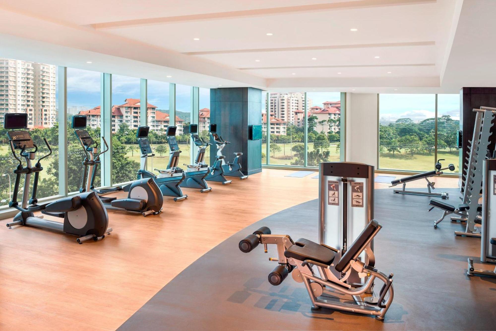 Le Meridien Путраджая Екстериор снимка A gym at a condominium in Singapore
