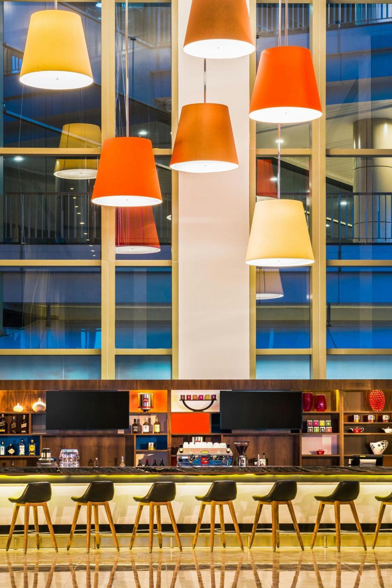 Le Meridien Путраджая Екстериор снимка The bar at the hotel