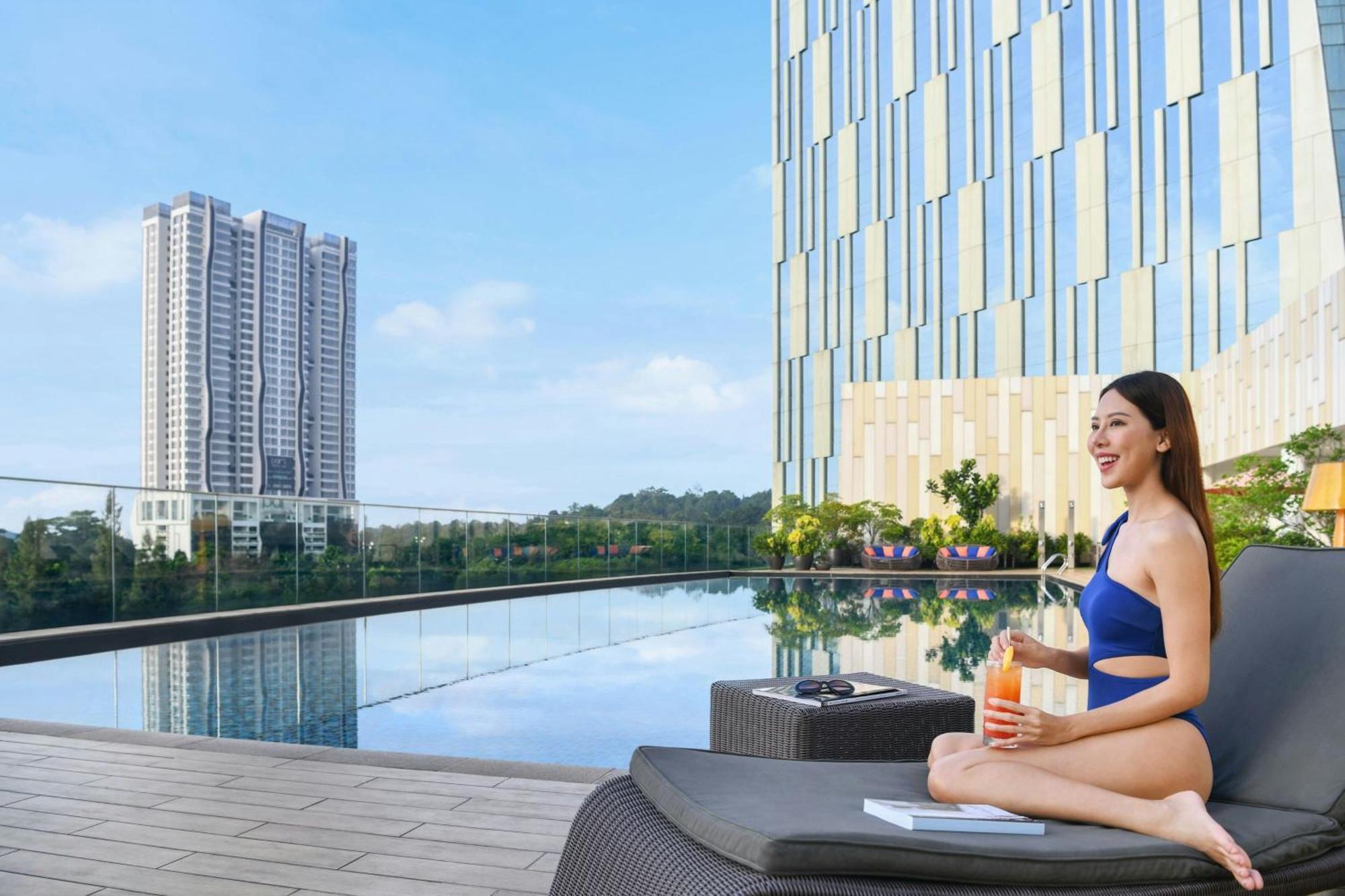 Le Meridien Путраджая Екстериор снимка The Panorama Pool